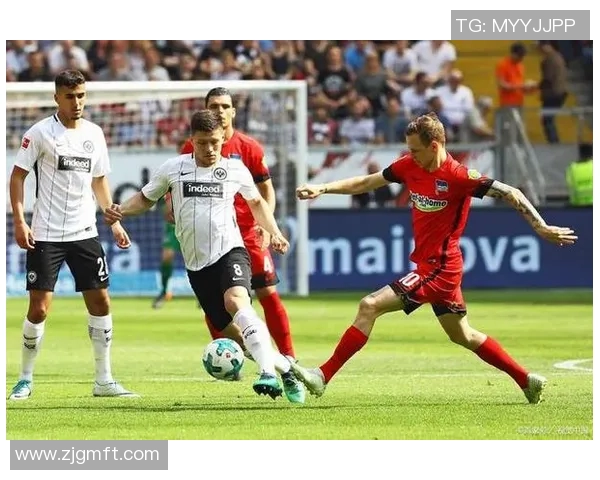 莱比锡红牛败给沙尔克04，德甲榜首位置不保，竞争激烈势如破竹